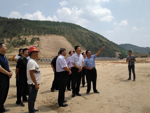 延安市常務(wù)副市長馬宏玉蒞臨礦建二公司車村項目部現(xiàn)場指導(dǎo)工作