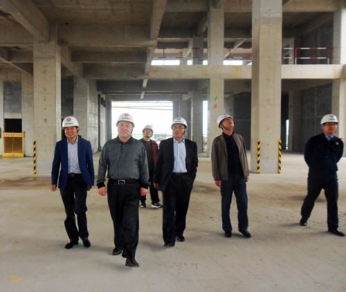 陜煤集團(tuán)總經(jīng)理助理、建設(shè)集團(tuán)聯(lián)合黨委書記、董事長寧興剛“雙節(jié)”期間深入澄合分公司中科遙感工地慰問施工一線的干部職工