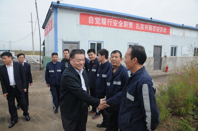 陜煤集團總經理助理、建設集團聯合黨委書記、董事長寧興剛一行深入掘進公司紅柳林項目部走訪慰問