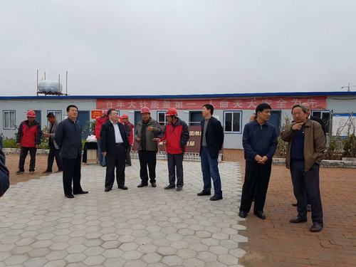 陜煤集團總經理助理、建設集團聯合黨委書記、董事長寧興剛一行蒞臨韓城分公司榆北煤業(yè)公司小保當礦施工現場和大家一起過中秋