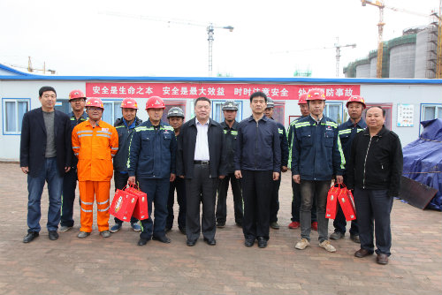 到一線，送祝福，鼓干勁