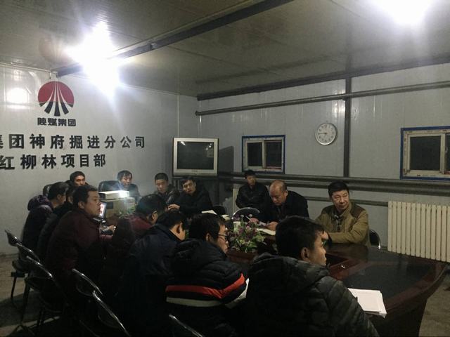 掘進(jìn)公司領(lǐng)導(dǎo)下基層帶頭宣講十九大