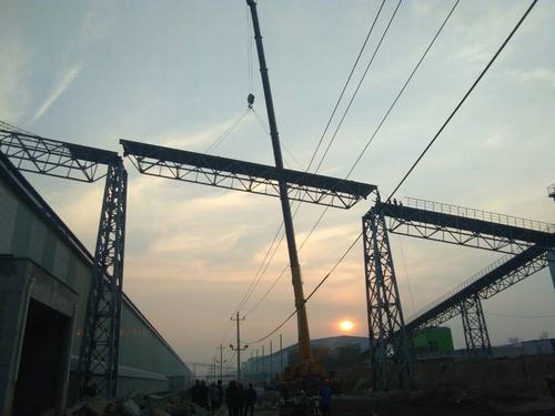 銅煤公司承建的美鑫氧化鋁1#、2#倉庫工程桁架成功實現(xiàn)合攏施工