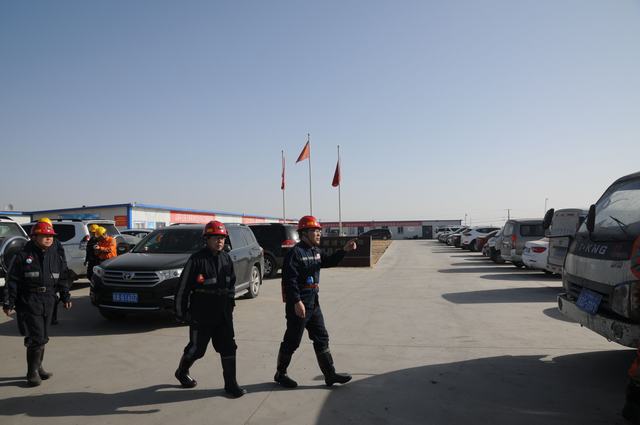 建設集團副總經理王明智深入掘進公司小保當項目部一線檢查指導工作