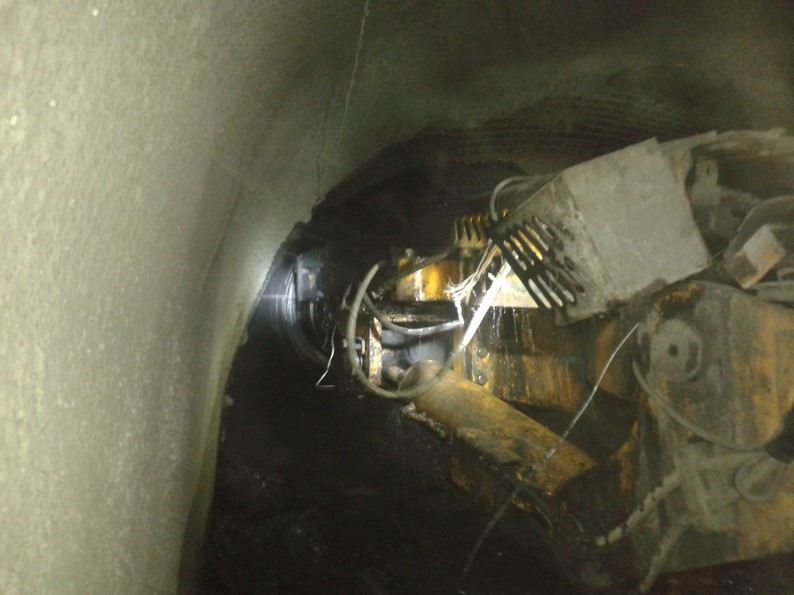 礦建三公司雙龍項目部108運輸順槽風(fēng)橋與西翼回風(fēng)巷順利貫通