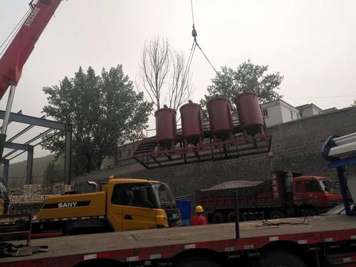 銅煤公司承建的陜西銅川礦業(yè)下石節(jié)煤礦二號(hào)風(fēng)井副斜井礦井水處理站工程項(xiàng)目大型設(shè)備安裝順利完成一次性吊裝