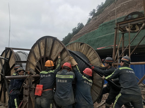 陜煤建設(shè)機(jī)電安裝公司冶坪項(xiàng)目部高壓電纜敷設(shè)為“猴車(chē)”安裝做足準(zhǔn)備