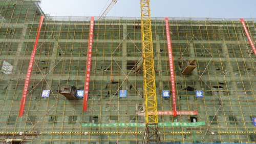 陜煤建設(shè)天工公司土建四部承建的榆林曹家灘礦井篩分破碎車(chē)間主體封頂