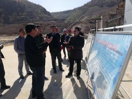 揚(yáng)州市對(duì)口幫扶榆林市工作組組長(zhǎng)、榆林市政府副秘書長(zhǎng)孫景亮一行蒞臨陜煤建設(shè)天工公司承建的清澗北國(guó)棗業(yè)紅棗深加工項(xiàng)目考察指導(dǎo)工作