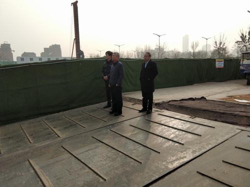陜煤集團副總經(jīng)理閔龍一行蒞臨藍山水岸工地檢查指導工作