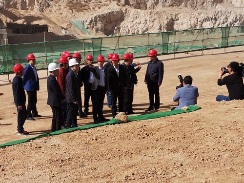 銅川市委書記楊長亞一行蒞臨陜煤建設(shè)銅煤公司承建的年產(chǎn)20萬噸固體廢物收集、貯運及預(yù)處理項目檢查指導(dǎo)工作