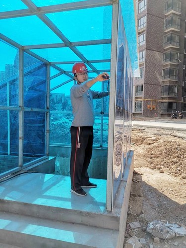 風(fēng)吹浪打揉不碎，寒來暑往見精神