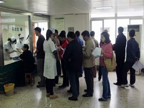 陜煤建設(shè)洗選煤運營公司小保當(dāng)運營項目部開展農(nóng)民工免費體檢活動