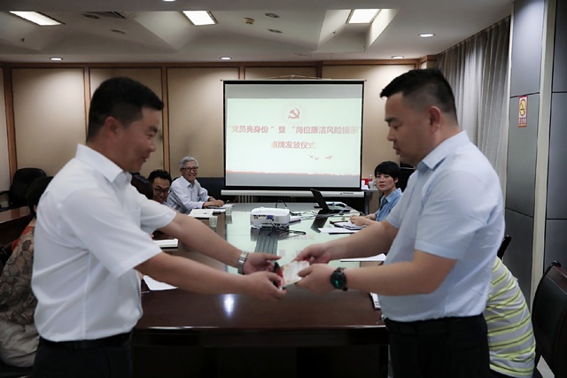 亮身份，陜煤建設(shè)路橋分公司黨員干部在行動(dòng)！