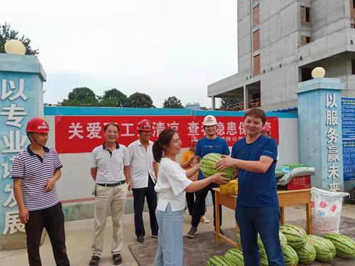 渭南臨渭區(qū)城投公司工會一行深入陜煤建設渭南分公司施工一線送清涼