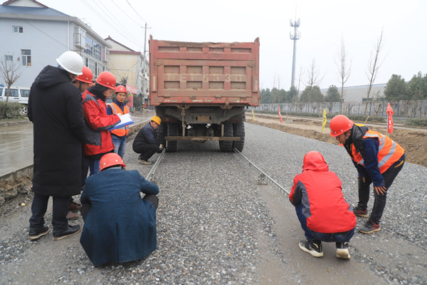用實(shí)干贏得尊嚴(yán) 從奮斗書寫青春