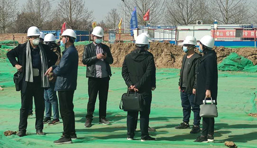中央儲(chǔ)備糧西安直屬庫有限公司西安分公司處長(zhǎng)陳紅蒞臨天工公司承建的中儲(chǔ)糧項(xiàng)目部檢查指導(dǎo)工作