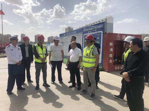 靖邊縣縣委常委、常務(wù)副縣長孟春偉一行蒞臨陜煤建設(shè)銅煤公司承建的金地華府項目檢查指導(dǎo)工作