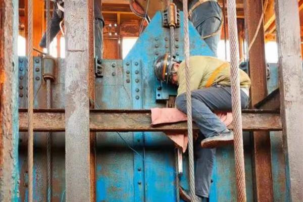 陜煤建設(shè)礦建二公司王峰項(xiàng)目部罐籠防墜器脫鉤試驗(yàn)順利完成