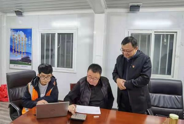 陜煤建設(shè)天工公司“機(jī)關(guān)部室走基層+黨員亮身份+解惑答疑”為職工群眾辦實(shí)事