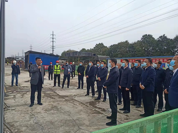 涇陽縣縣委書記拓巍峰、縣長郝瑞耀一行蒞臨陜煤建設咸陽分公司涇陽縣西城保障房項目觀摩調(diào)研