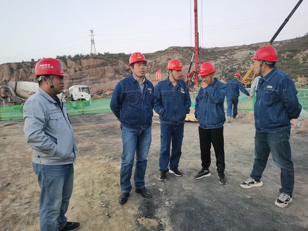 陜西新元潔能有限公司董事長(zhǎng)、總經(jīng)理范建林蒞臨陜煤建設(shè)天工公司檢查指導(dǎo)工作