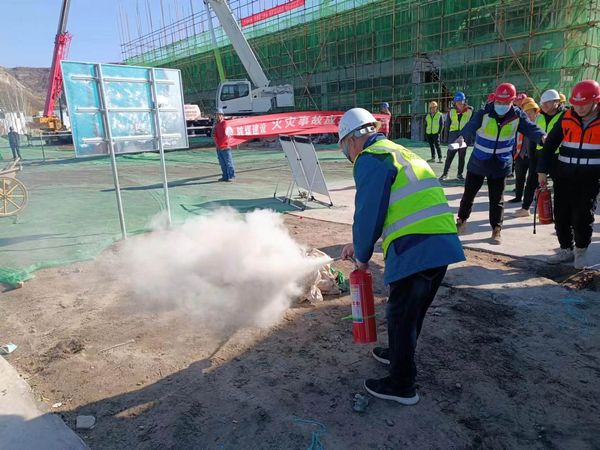 陜煤建設(shè)天工公司基層項目部施工現(xiàn)場消防安全演練正當時