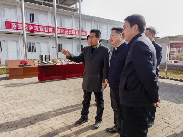 延安市市長(zhǎng)嚴(yán)漢平蒞臨陜煤建設(shè)咸陽(yáng)分公司黃陵年產(chǎn)40萬(wàn)立方煤矸石制陶粒項(xiàng)目調(diào)研指導(dǎo)