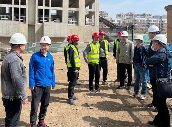 包頭市住建局質(zhì)量科科長付宇一行蒞臨中潤府一期項目工程檢查指導工作