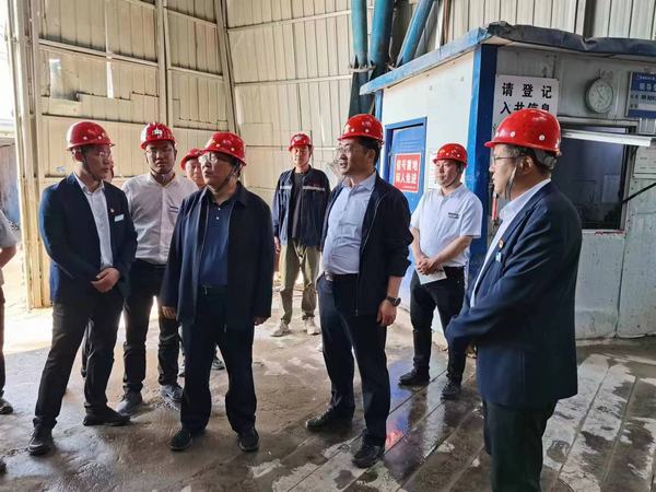 陜煤股份有限公司常務副總經(jīng)理李孝波、彬長礦業(yè)有限公司總經(jīng)理焦小年蒞臨陜煤建設礦建二公司第一項目部檢查指導工作