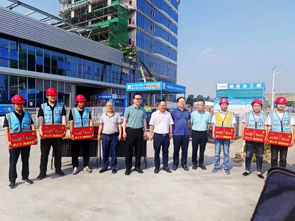 中電科西北公司副總經(jīng)理薛敏蒞臨北斗項(xiàng)目開展“送清涼”慰問(wèn)活動(dòng)