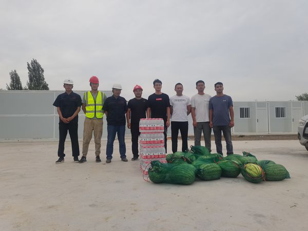 伊寧聯(lián)創(chuàng)集團(tuán)組織部長(zhǎng)謝輝蒞臨伊犁州伊寧市煤炭?jī)?chǔ)運(yùn)中心基地建設(shè)項(xiàng)目開展“送清涼”慰問(wèn)