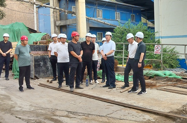 彬長(zhǎng)集團(tuán)黨委書(shū)記、董事長(zhǎng)白永明一行深入陜煤建設(shè)渭南分公司第三項(xiàng)目部檢查指導(dǎo)