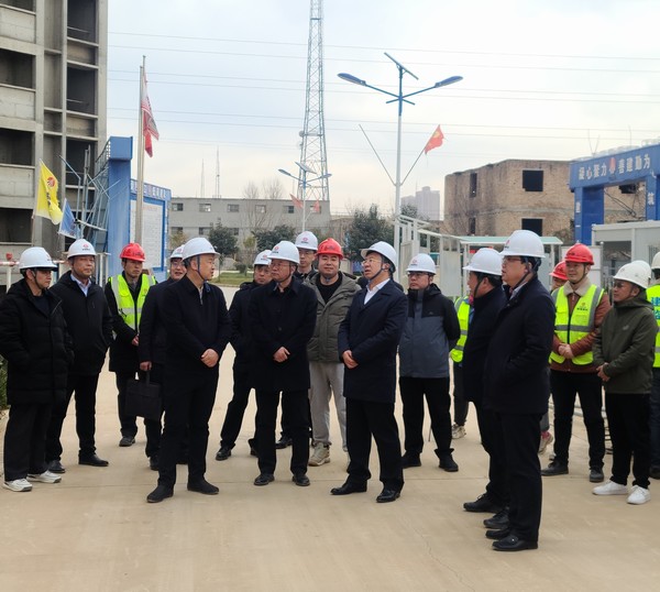 銅川礦業(yè)有限公司黨委書記、董事長路根奎一行蒞臨陜煤建設(shè)銅煤公司承建的銅煤三號居住區(qū)檢查指導工作