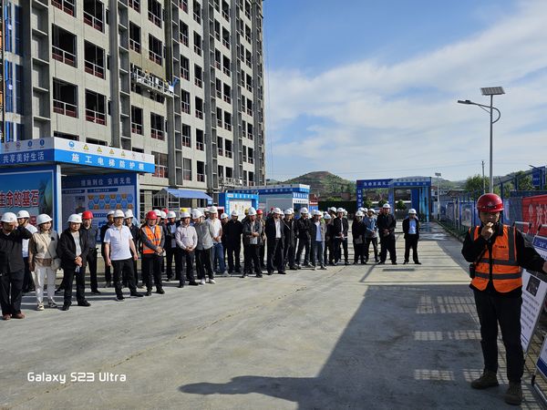 漢陰縣建設(shè)局在漢陰縣實(shí)驗(yàn)中學(xué)二期建設(shè)工程項(xiàng)目施工現(xiàn)場組織觀摩交流
