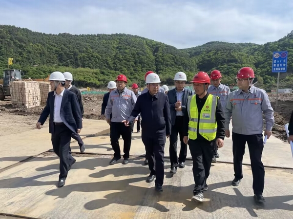 陜煤集團(tuán)副總經(jīng)理杜平一行蒞臨黃陵礦業(yè)店頭電廠二期2×1000MW機(jī)組擴(kuò)建項(xiàng)目主廠房樁基項(xiàng)目檢查指導(dǎo)工作