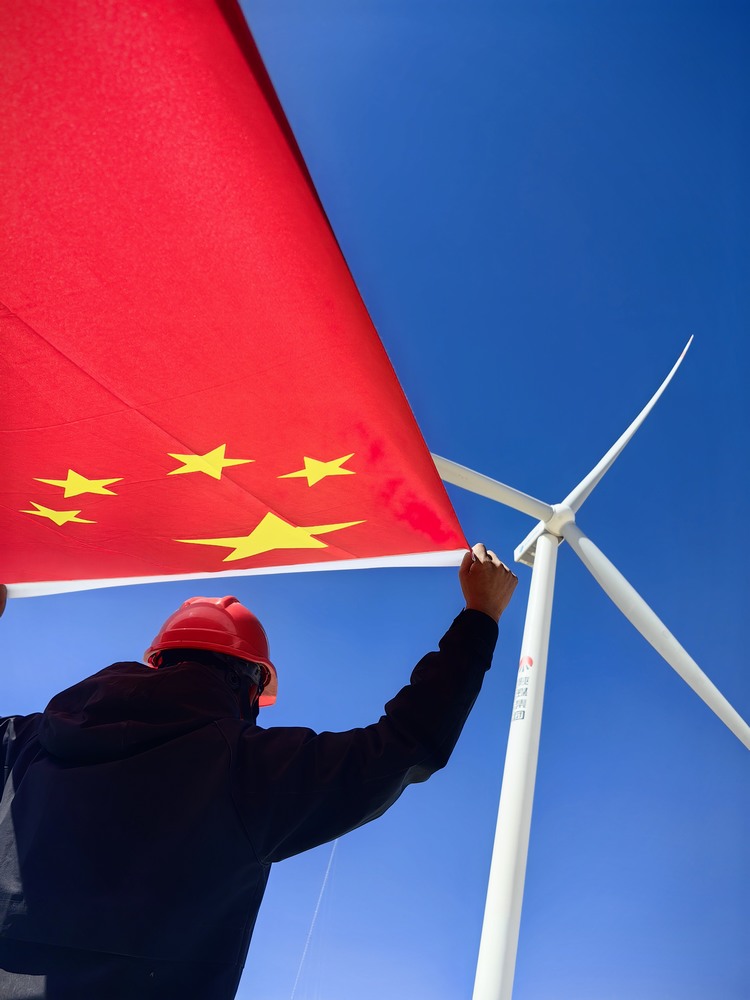 陜煤建設(shè)者與國(guó)旗合影，共筑強(qiáng)國(guó)夢(mèng)