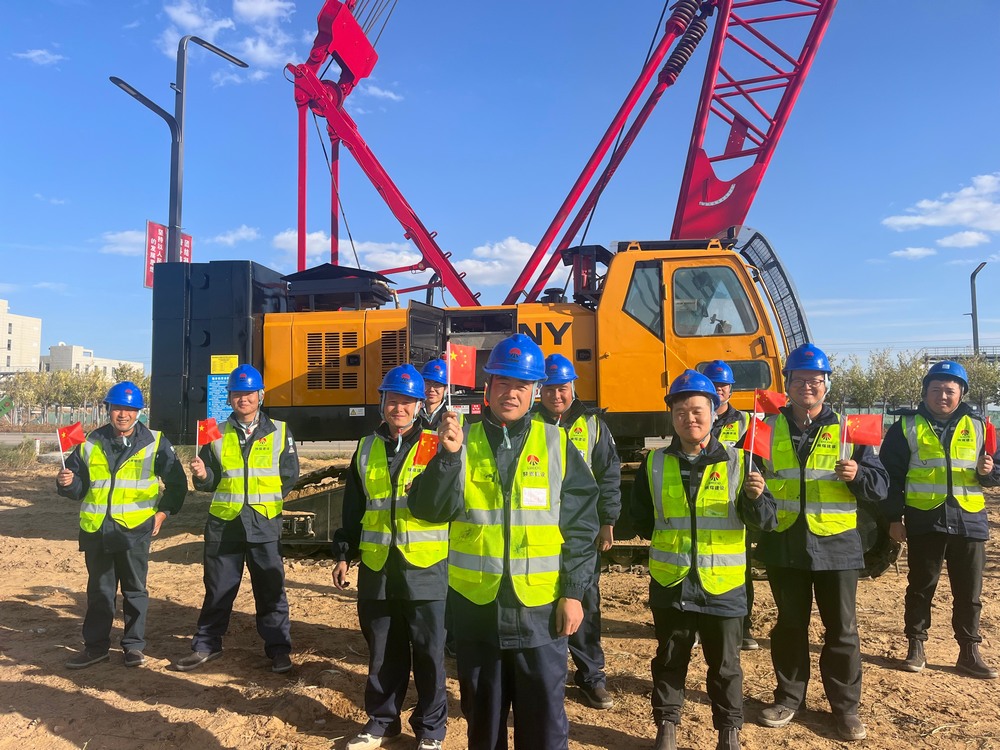 國(guó)慶時(shí)，建筑工地的夢(mèng)想之筑