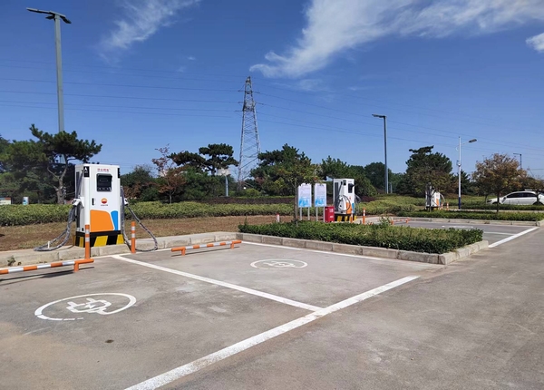 陜煤建設(shè)川耀公司：崔仙服務(wù)區(qū)充電樁安裝，為綠色出行“加油”