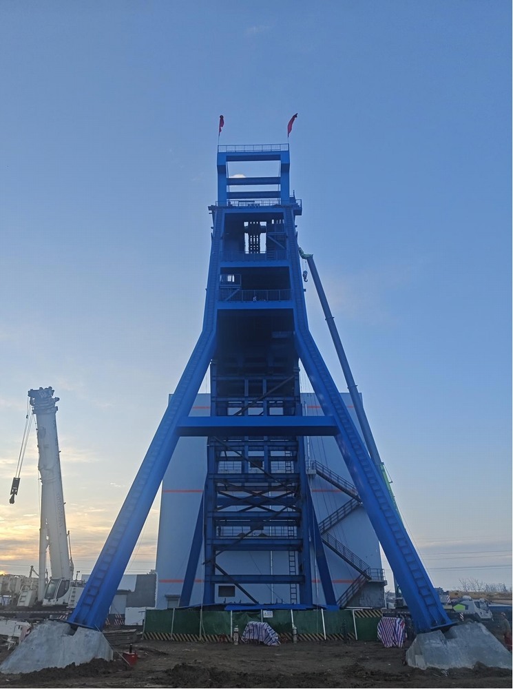 陜煤建設(shè)機(jī)電安裝公司胡家河煤礦二號(hào)風(fēng)井及附屬工程二號(hào)進(jìn)風(fēng)立井井架工程順利完工