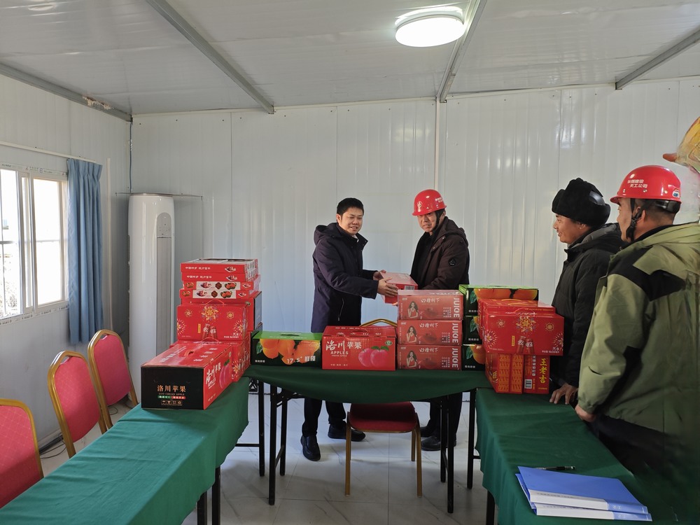 陜西彬長文家坡礦業(yè)有限公司副總經(jīng)理、總工程師王飛深入天工公司基層項(xiàng)目部慰問