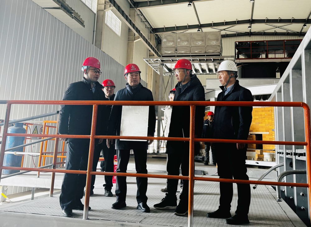 陜西建材科技集團(tuán)黨委書記、董事長、總經(jīng)理周紅深入天工公司基層項(xiàng)目部進(jìn)行慰問