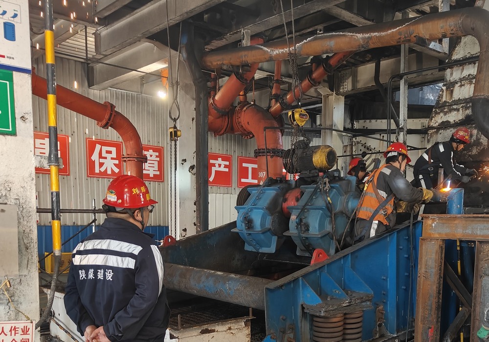 陜煤建設(shè)洗選煤運(yùn)營(yíng)公司第二項(xiàng)目部：新年破曉，檸條塔煤礦主洗車間預(yù)濕篩與矸石脫介篩 “迭代升級(jí)” 之戰(zhàn)打響