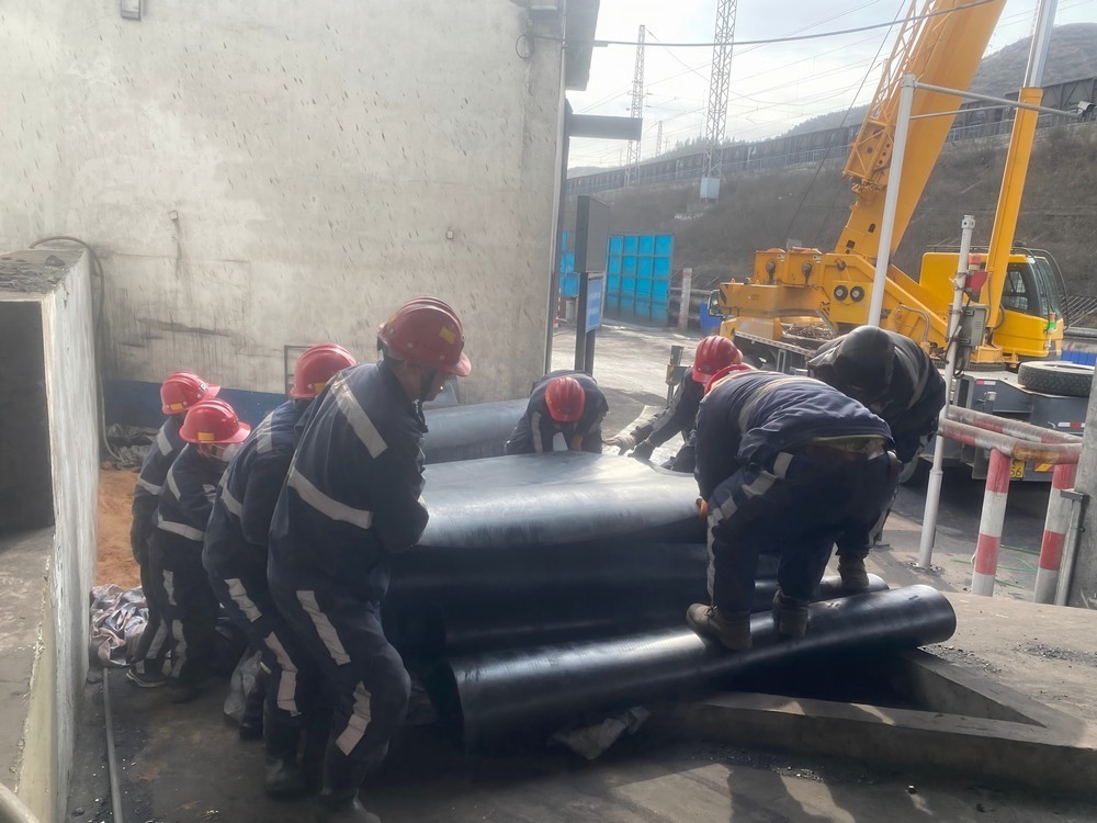 陜煤建設(shè)韓城分公司張家峁項目部圓滿完成張家峁煤礦快速裝車站601膠帶機膠帶更換項目檢修任務(wù)