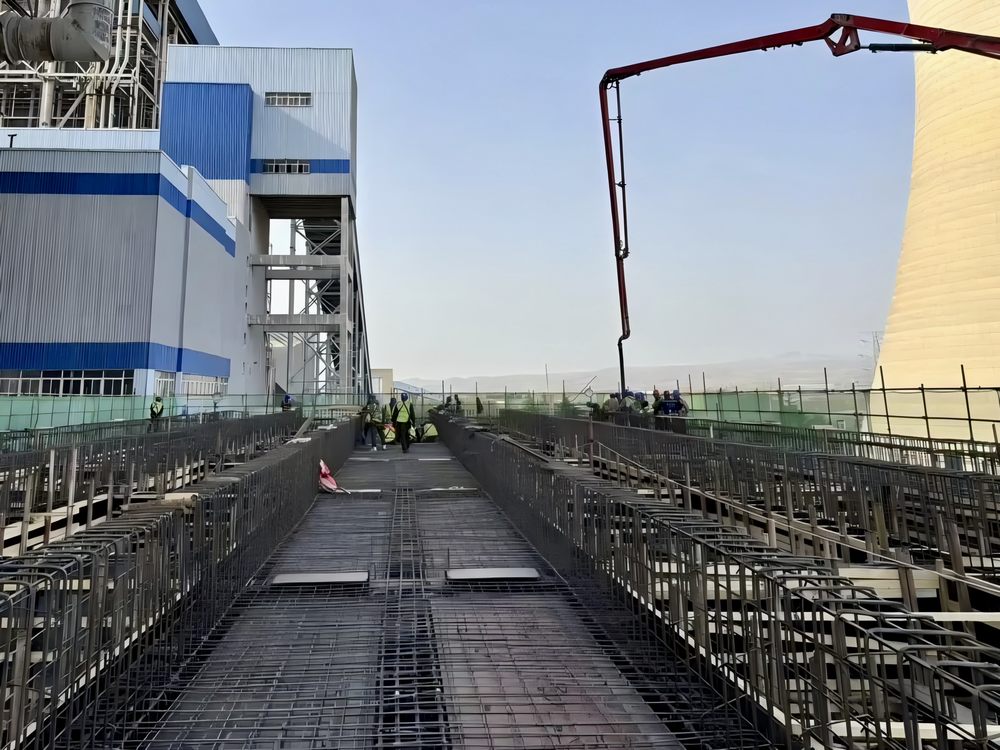 陜煤建設機電安裝公司新能源項目部1號機組冷端優(yōu)化項目主體框架結構圓滿封頂