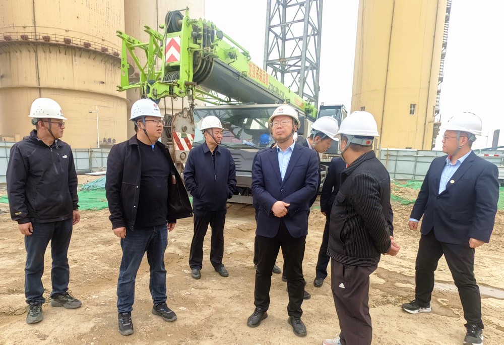 陜西陜煤榆北煤業(yè)有限公司黨委委員、副總經(jīng)理黃永安一行深入天工公司基層項(xiàng)目檢查指導(dǎo)