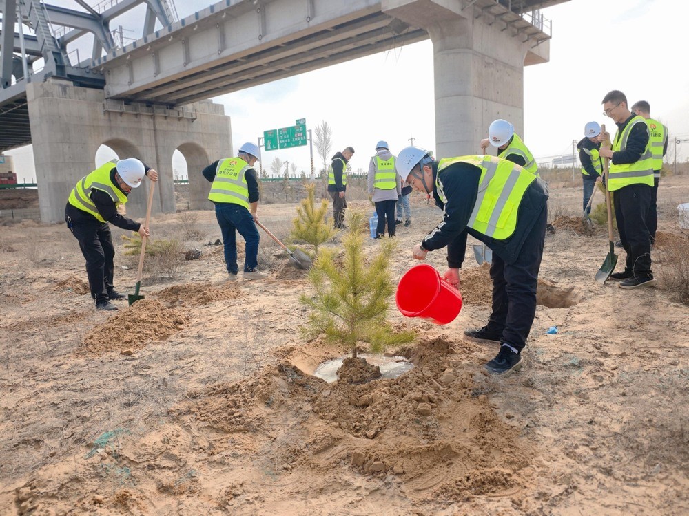 陜煤建設(shè)路橋分公司：夏意漸濃四月天，“青”風(fēng)助力促發(fā)展