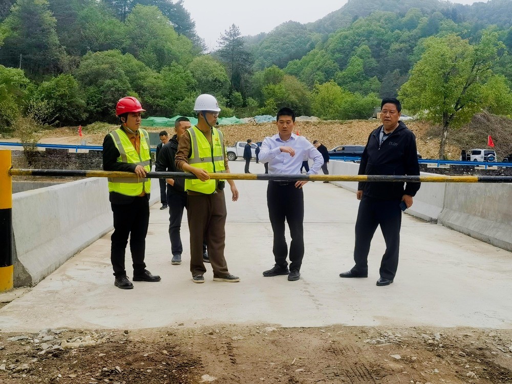 陜西省發(fā)展和改革委員會(huì)重大項(xiàng)目?jī)?chǔ)備推進(jìn)中心副主任譚超等一行蒞臨陜煤建設(shè)路橋分公司秦嶺項(xiàng)目部調(diào)研