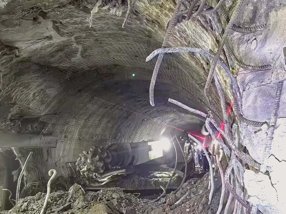 104米掘進(jìn)攻堅(jiān)！袁大灘煤礦2煤東翼帶式輸送機(jī)機(jī)頭硐室順利貫通