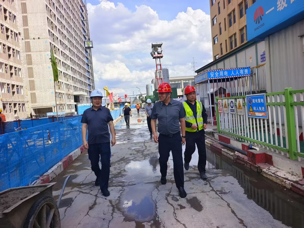 陜西省建設(shè)工程質(zhì)量安全監(jiān)督總站站長鄭海平一行蒞臨檸條塔煤礦新建3#、4#員工公寓樓項(xiàng)目檢查指導(dǎo)工作